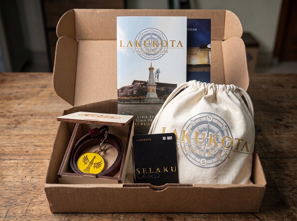 Paket Founder LAKUKOTA SANGKAN berisi Atmaka Tugu, lanyard kulit, tas serut, catatan perjalanan, dan Kartu Selaku